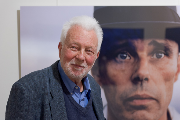 The photographer Robert Lebeck in front of his portrait from Joseph Beuys.